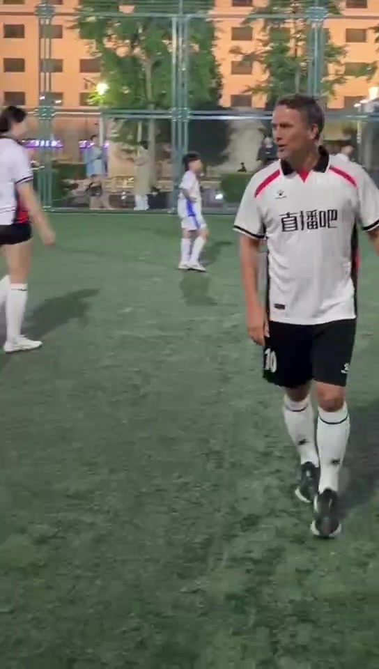 九游娱乐官方网站-欧文亮相直播吧球友会🤩身披直播吧球衣与中国少年、从业者切磋